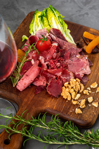 开胃菜桌，搭配不同的开胃菜，grissini，核桃，小吃和葡萄酒。图片下载