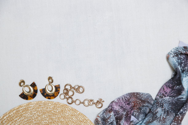 优雅时尚的配饰与复制空间。草帽、丝巾和人造珠宝。图片下载