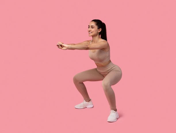 微笑的年轻女士做深蹲运动图片下载