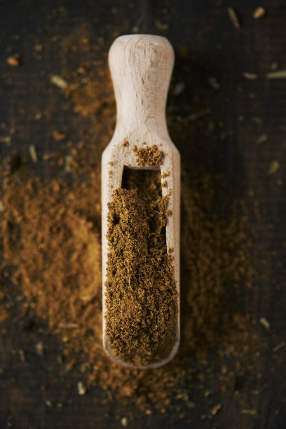 加拉姆马沙拉装在木勺里图片下载