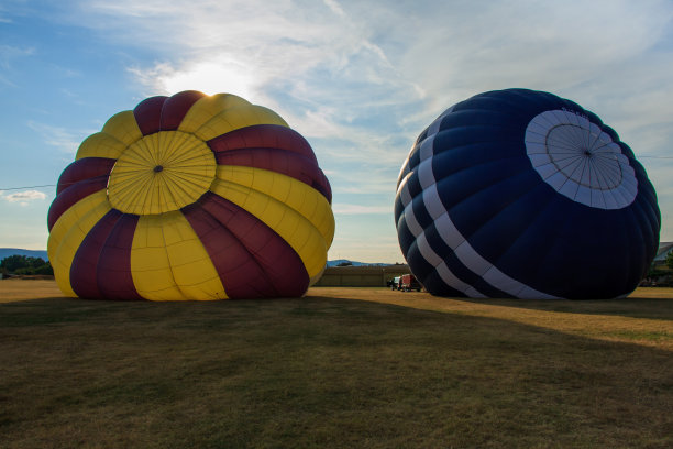 两个热气球在起飞时躺在地上图片下载