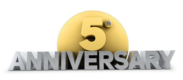 五周年庆典标志，金色和银色孤立在白色背景。五周年纪念标志。3 d演示。图片下载