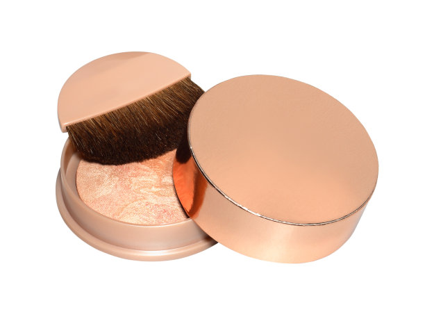 用化妆刷把粉盒里的粉擦干，隔离在白色上图片下载