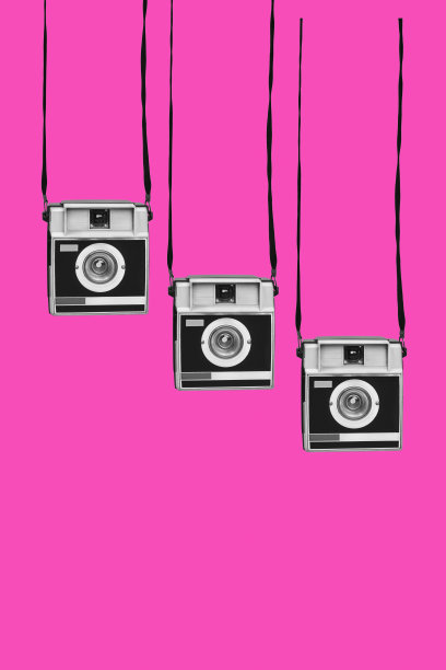 粉色背景下的复古胶片相机图片下载