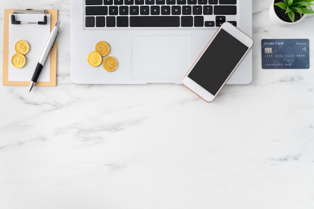 顶部视图的财务计划概念与信用卡，智能手机，笔记本电脑在办公室的桌子上。图片下载