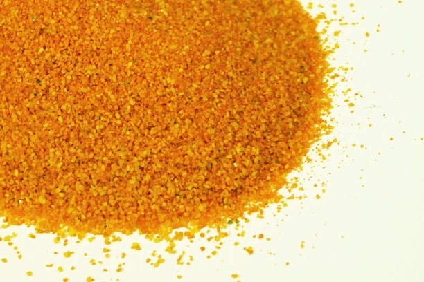 黄色动力沙放在白色的桌子上，进行沙疗图片下载