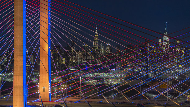 在科修斯科大桥上，曼哈顿中城的夜景。图片下载