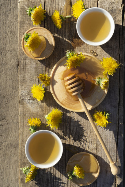 药茶从蒲公英杯与蜂蜜蒲公英在乡村木桌与副本空间图片下载