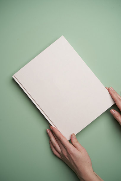 女人手里拿着空笔记本，俯视图图片下载