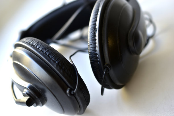 黑色耳机，白色背景图片下载