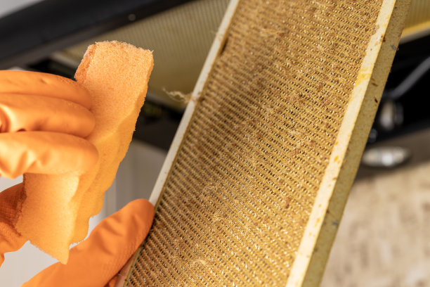 清洁和清洗肮脏的炊具罩过滤器。脂肪和灰尘在过滤器。国内的厨房图片下载