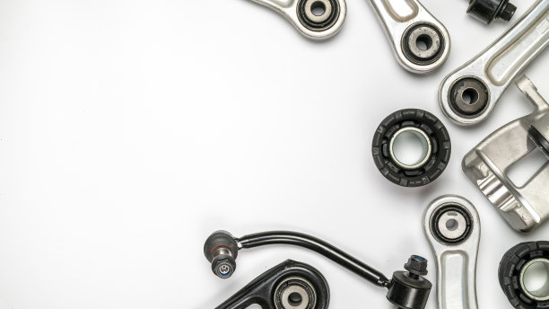 汽车设备。白色背景上的汽车机械备件或汽车零件。一套新的金属汽车零件。带文本空间的维修和车辆服务。图片下载