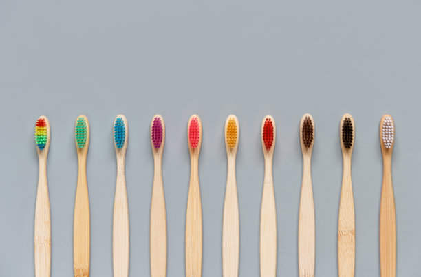 灰色背景上五颜六色的竹子牙刷图片下载