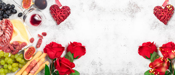 情人节背景与开胃菜餐桌上的意大利开胃小吃和葡萄酒。葡萄，无花果，奶酪，面包，熏火腿，蛇肉。开胃菜、美食家、浪漫概念图片下载