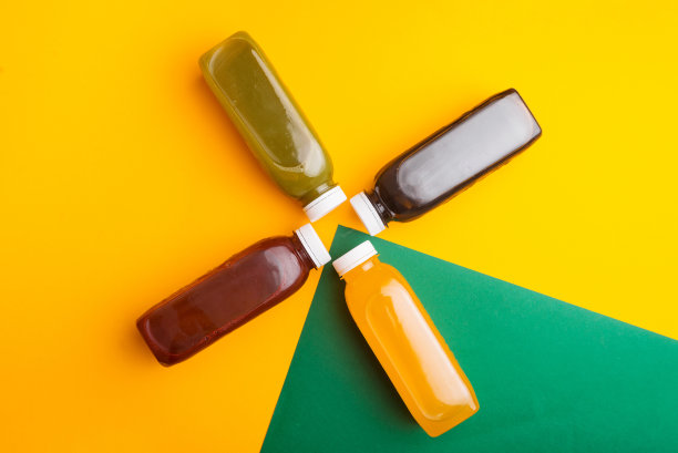 俯视图照片不同的排毒果汁瓶，抗氧化剂和日常维生素你需要图片下载