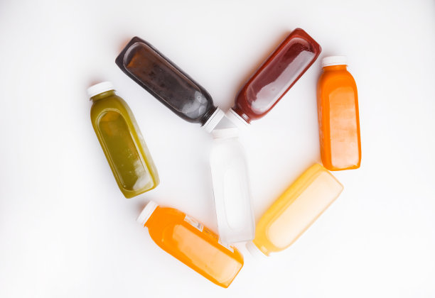 俯视图照片不同的排毒果汁瓶，抗氧化剂和日常维生素你需要图片下载