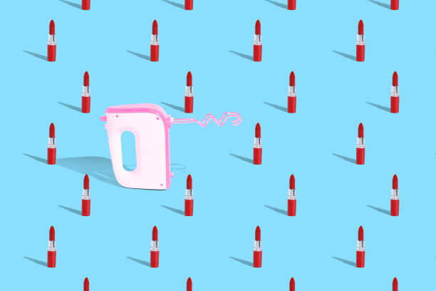 ． 有创意的想法。”蓝色背景上的口红和厨房搅拌器。模式。时尚或作业。图片下载