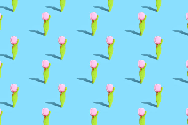 ． 创意设计的名片。姜饼形状的郁金香在蓝色明亮的背景。庆祝妇女节、情人节的概念。模式。图片下载