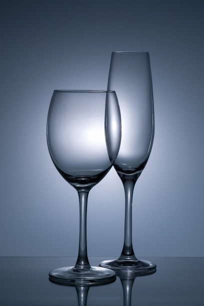 两个空酒杯图片下载