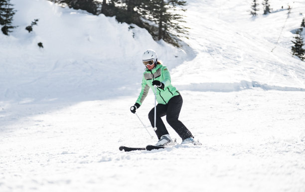 女人有乐趣，而滑雪下山图片下载