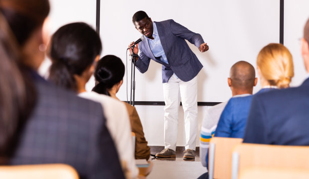 年轻情绪化的男教练做励志演讲图片下载