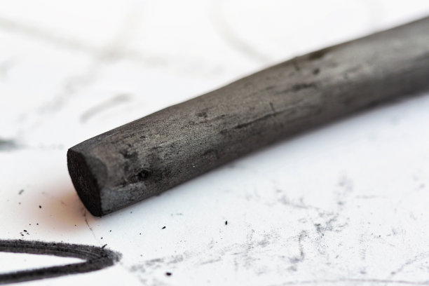 艺术家的炭笔躺在草图上图片下载