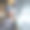 一幅漂亮年轻女子透过商店橱窗张望的肖像。图片下载