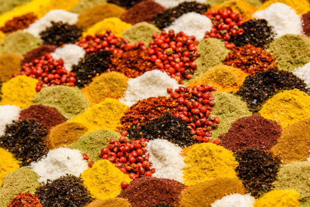 土耳其集市上出售各种调味品图片下载