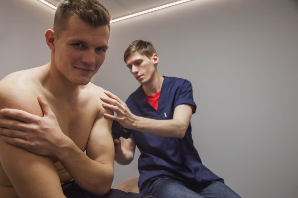 按摩治疗师治疗专业运动员男性患者损伤图片下载