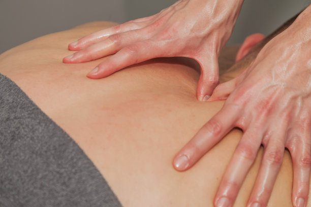 年轻运动员男子在医务室享受运动保健按摩图片下载