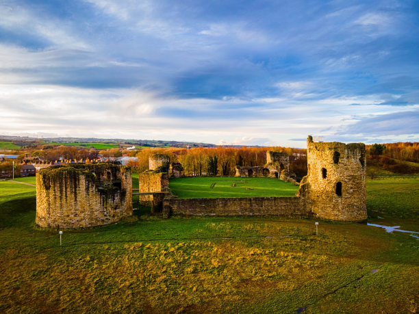 鸟瞰图弗林特郡城堡废墟，威尔士，躺在迪河的河口图片下载