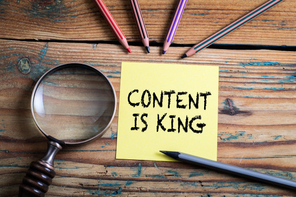 内容为王。木桌上放着放大镜和铅笔图片下载