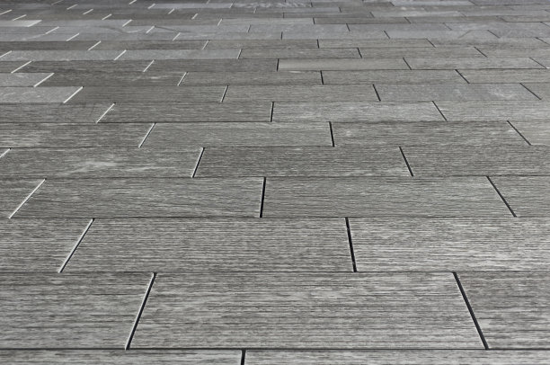 带有消失线的纹理板，选择性聚焦在平坦的灰色表面上图片下载
