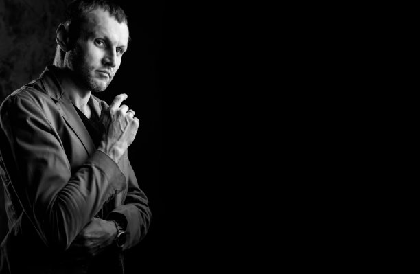 年轻的电影导演的肖像在黑暗的背景上kinpremiere图片下载