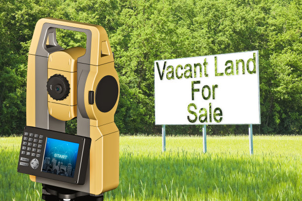 乡村场景中的广告广告牌，上面写有待售的空置土地，以及用于地形图和地形测量的全站仪的3D渲染图图片下载