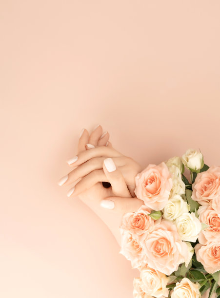 女性手拿茶玫瑰在粉彩背景装饰设计。复古的粉色礼品卡。平的风格。副本的空间。图片下载