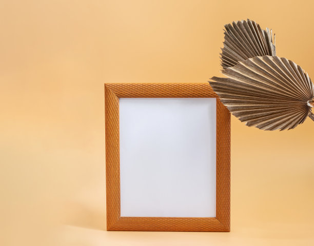 画面木框和干糖棕榈叶上的米色中性背景特写。模型模板与空白显示您的图片或任何设计。图片下载