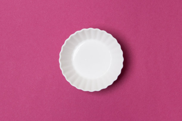 空白的白色盘子在紫色的纸背景图片下载