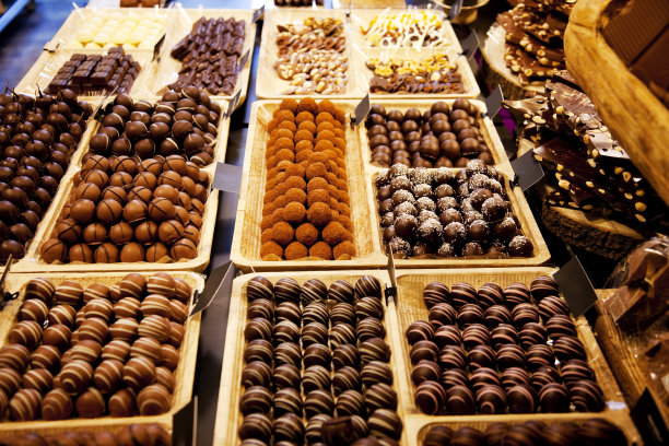 西班牙北部街头商店的松露巧克力图片下载