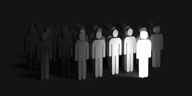 队伍里发光的棍子人。图片下载