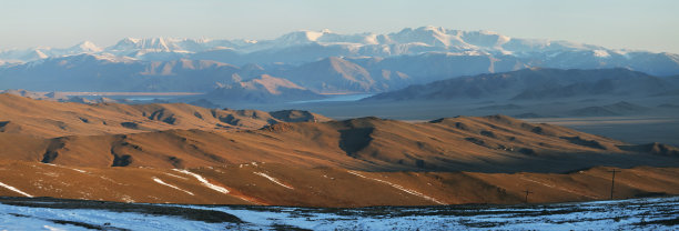 雪峰上，荒无人烟的山坡，蒙古图片下载