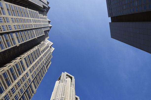 低角度的摩天大楼对抗蓝天图片下载