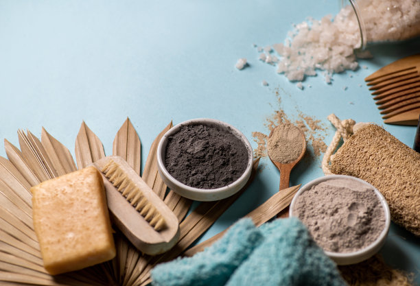 水疗概念。身体护理的有机物品。身体粘土和海盐图片下载