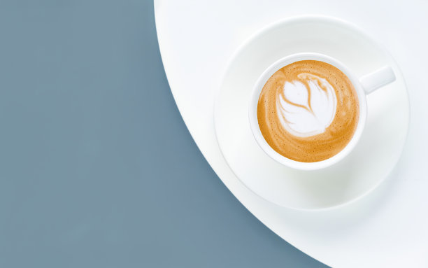 咖啡馆里灰色桌子上的一杯咖啡。舒适的flatlay图片下载