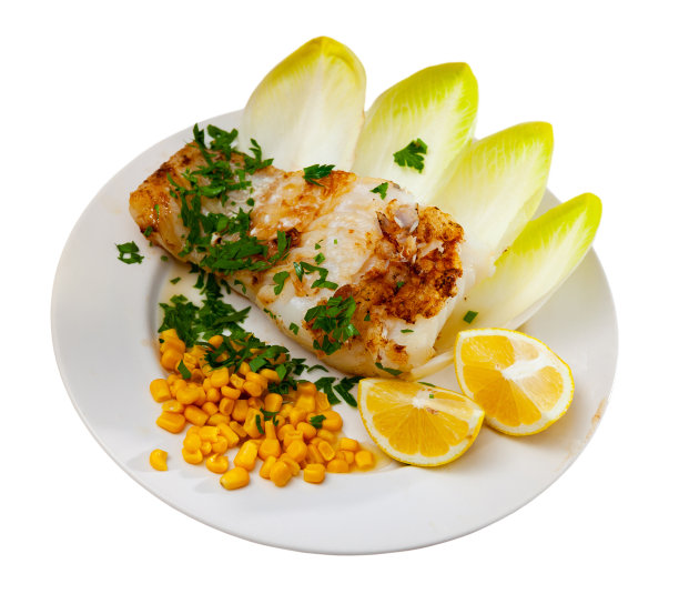 粉鳗鱼片配菊苣，腌玉米，柠檬和绿色蔬菜图片下载