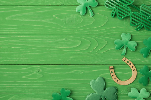 在上面的头顶上近距离观看照片图像的聚会迪斯科复古眼镜眼镜堆三叶草叶子和金色闪亮的马蹄孤立明亮的绿色背景与空白的文字图片下载