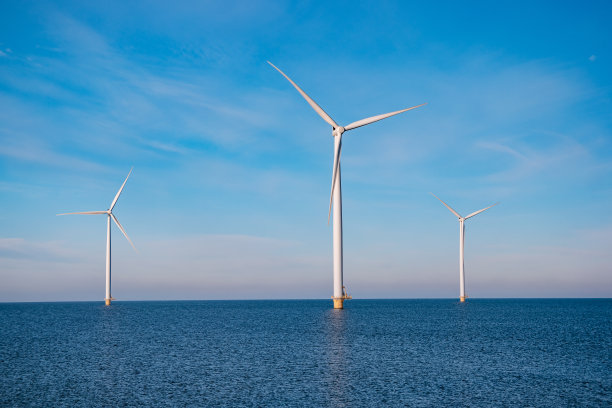海上风车公园有暴风雨的云朵和蓝天，海上风车公园。荷兰图片下载