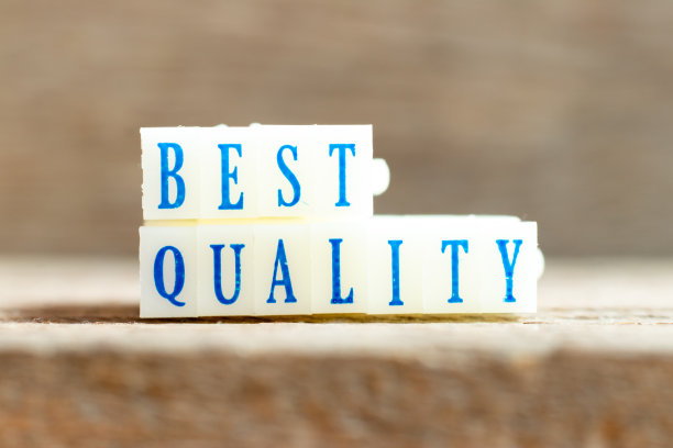 字母块与蓝色字最好的质量在木材背景图片下载