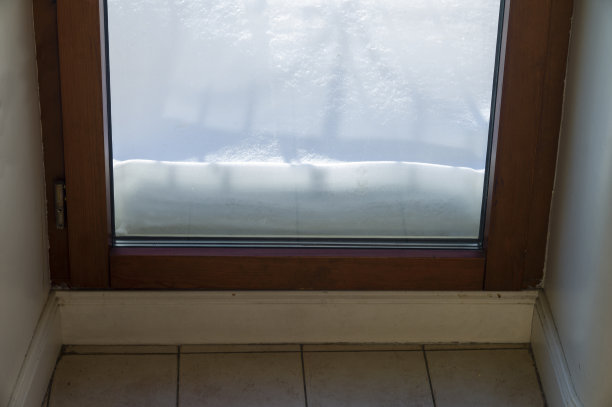 雪堆在家门口图片下载