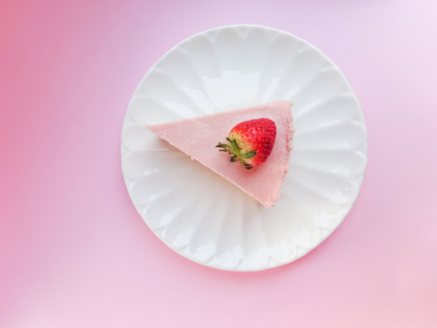 自制的芝士蛋糕与新鲜的草莓甜点-健康的有机夏季派。芝士蛋糕孤立在白色的背景图片下载